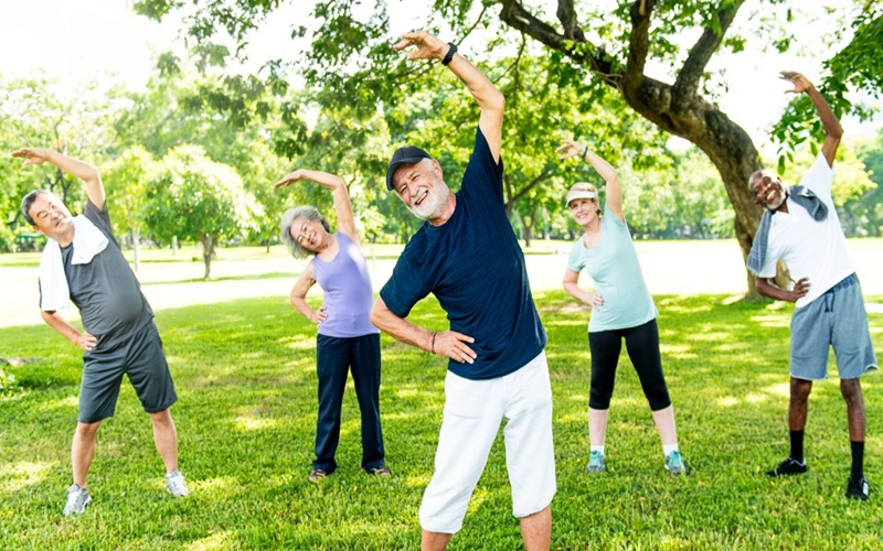 safe core excercises for seniors feature image
