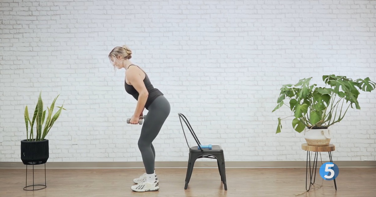 instructor demonstrating leg strengthening excercise